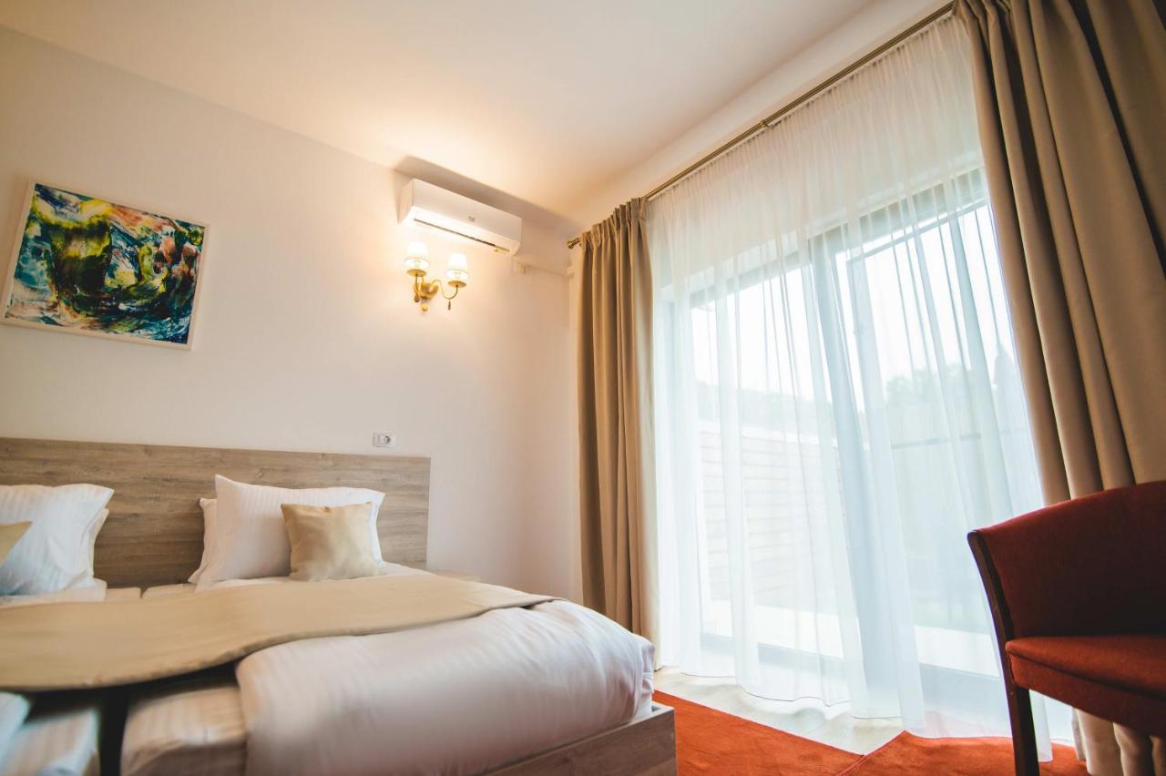 Hotel Class Brezoi Exterior photo