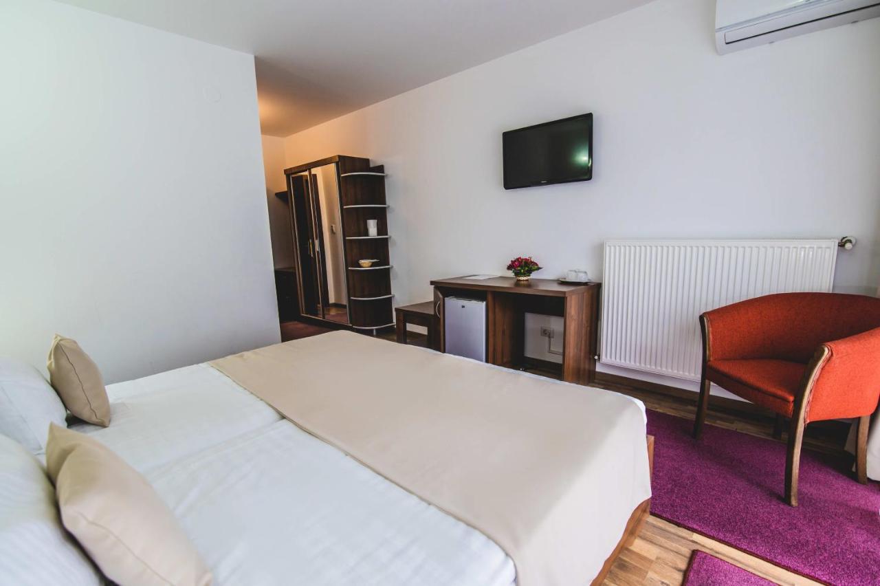 Hotel Class Brezoi Exterior photo